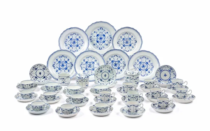 CHINE - Assiette en porcelaine à décor de pivoines en camaïeu bleu. D