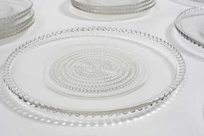 LALIQUE France : Plat à cake en cristal moulé, les anses dépolies en