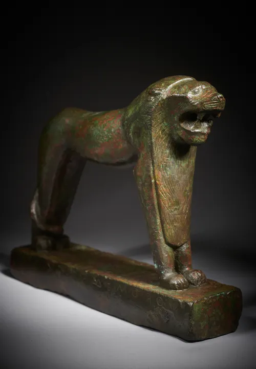 RARE STATUETTE DE LION DRESSÉ EN BRONZE