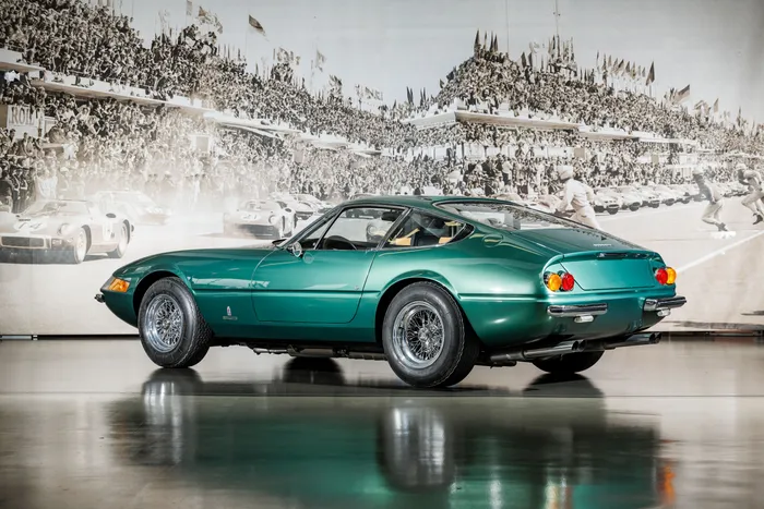 Mi colección de autos a escala.: 1969 Ferrari 356 GTB/4 Daytona 1:24