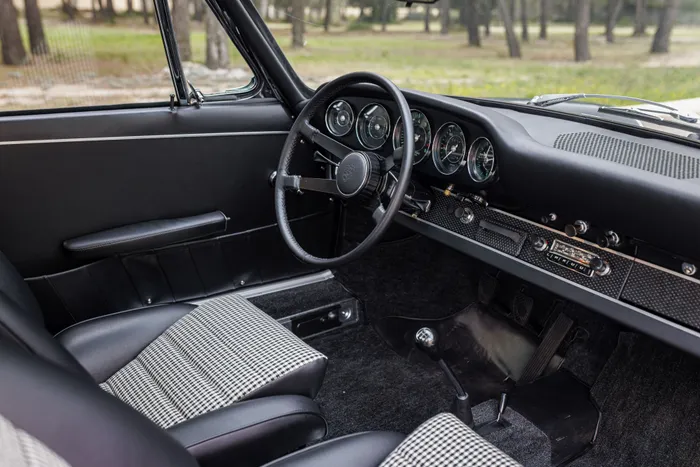 https://www.artcurial.com/item-images/67042/PICTURE_CATALOG/Porsche%20911%20S%2012.jpg?w=700&force_webp=true