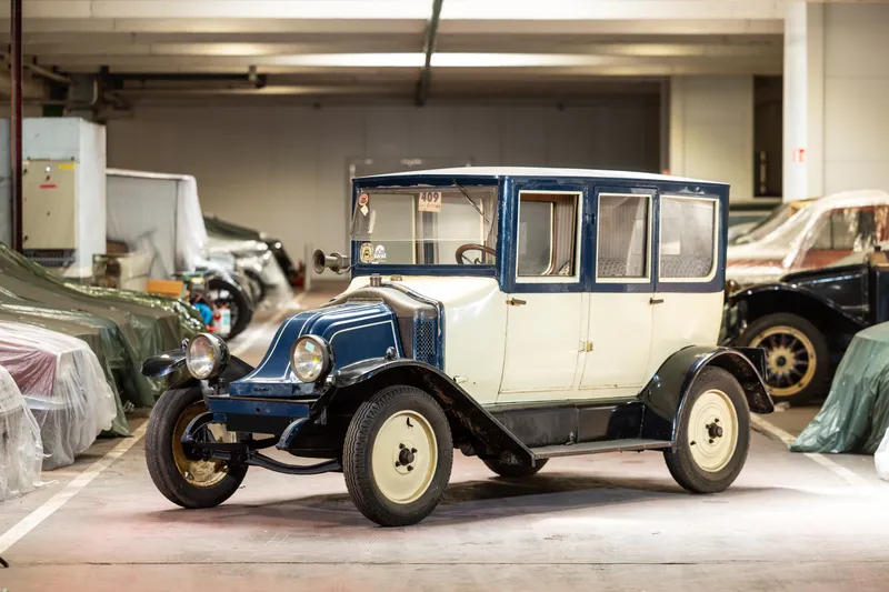 1920 Renault Type GS limousine