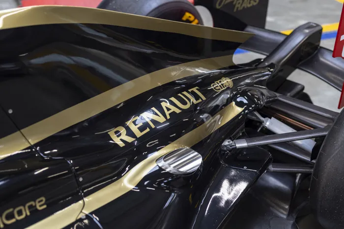 Lot De 3 Pin's F1 Non Identifiés - Ferrari ? Lotus ? Renault - Occasion - Voiture