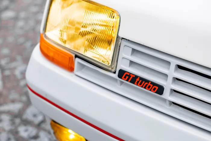 Pin's Voiture Ancien – Renault Super 5 GT Turbo – Pression Auto Gond Pontouvre – Occasion