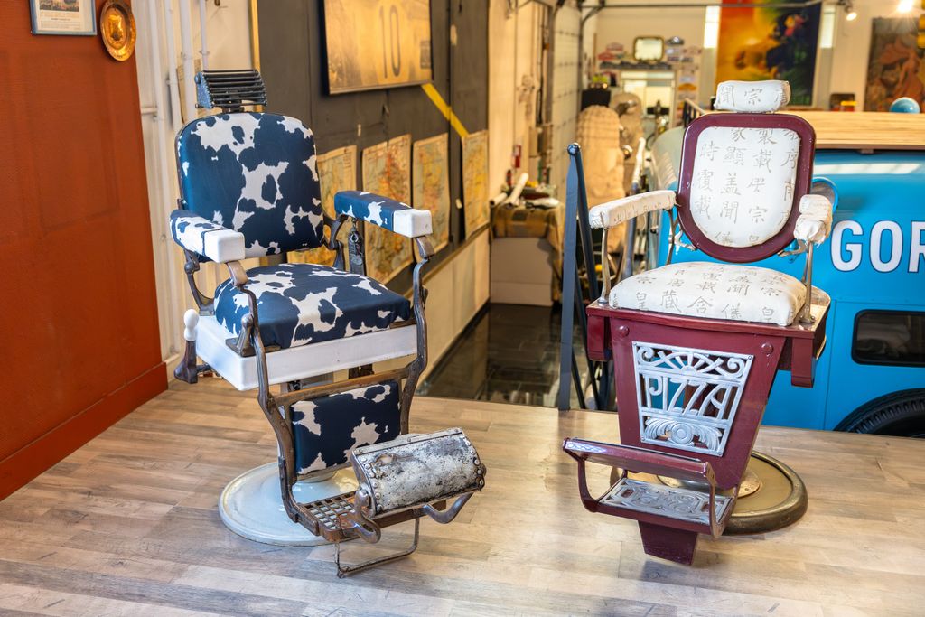Deux fauteuils de barbier, U.S.A.