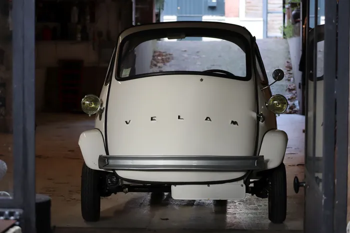 Miniature Velam Isetta 1957 1/43 - AutoCult ATC07009 - Voiture De Record France - Résine Bleue