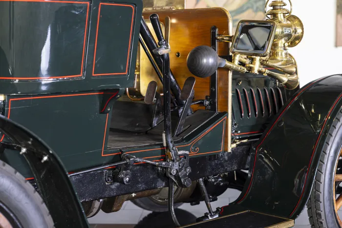 A DARRACQ called GENEVIEVE : The story of veteran motoring's most famous car 178