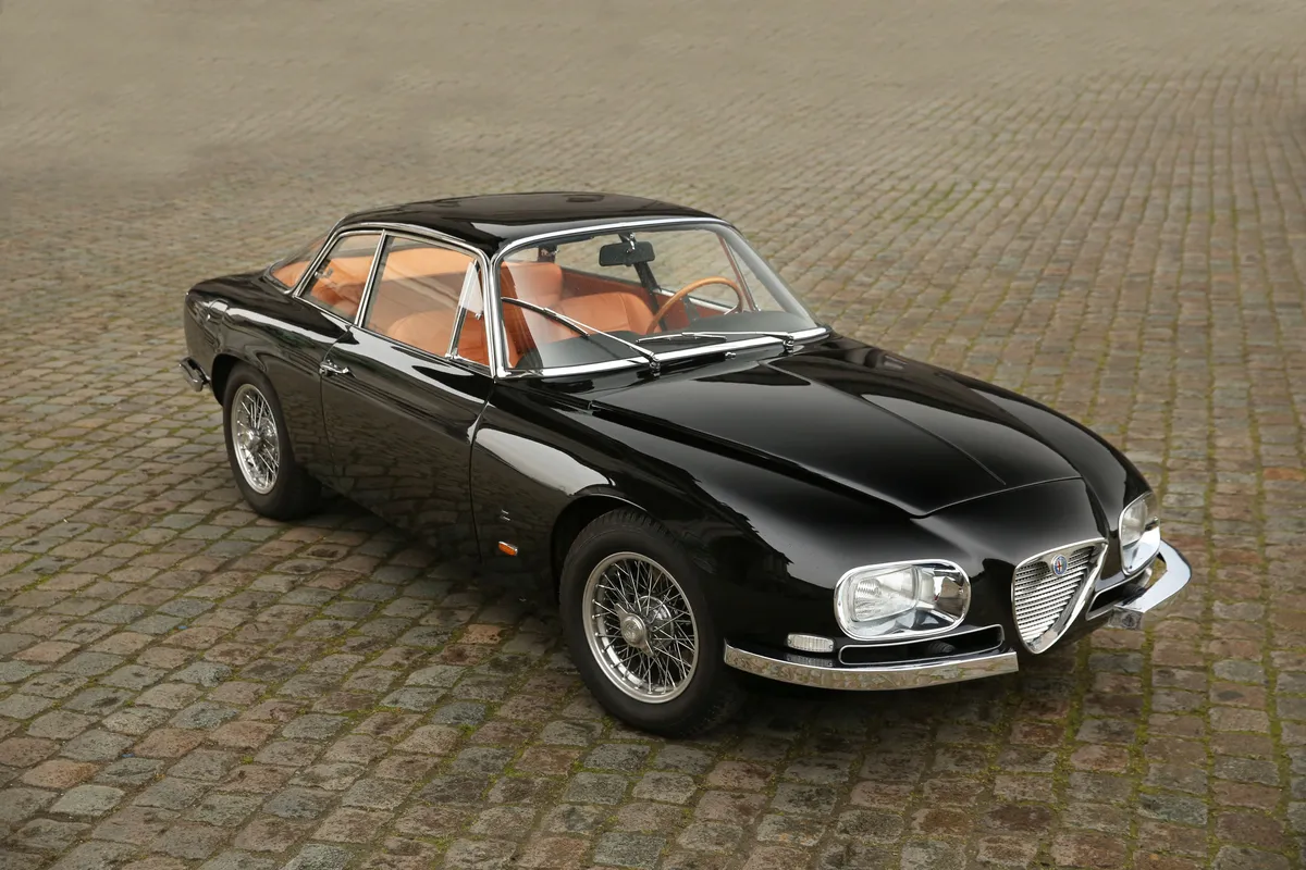 https://www.artcurial.com/item-images/850917/PICTURE_CATALOG/ALFA%202600%20SZ%20Zagato%201.jpg?force_webp=true&w=1200