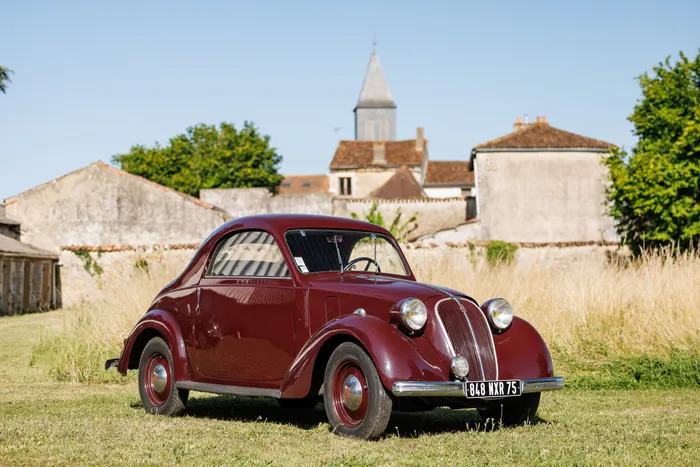 https://www.artcurial.com/item-images/85c02d0f-6e19-11f0-8b56-65093cdae786/PICTURE_CATALOG/1939%20Simca%208%20Coup%C3%A9%20usine%201.jpg?w=700&force_webp=true