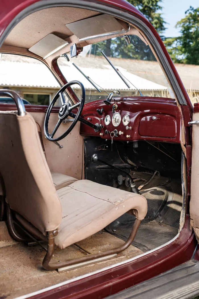 https://www.artcurial.com/item-images/8671f0eb-6e19-11f0-8b56-65093cdae786/PICTURE_CATALOG/1939%20Simca%208%20Coup%C3%A9%20usine%207.jpg?w=700&force_webp=true