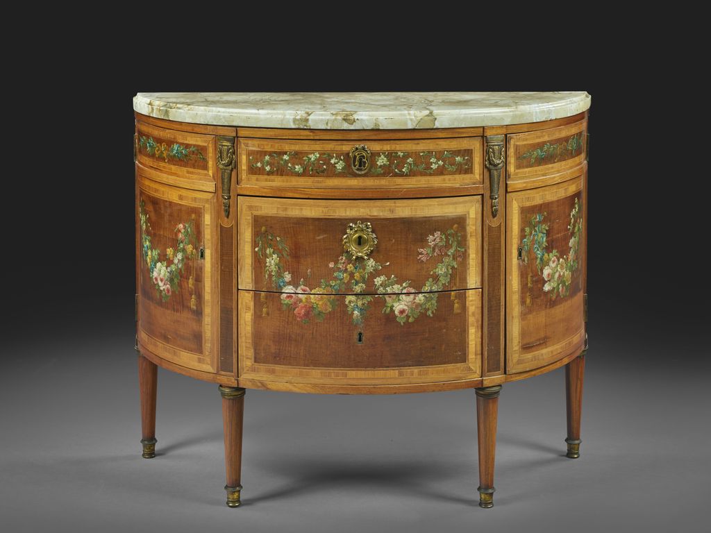 Commode demi lune de style Louis XVI. XXe