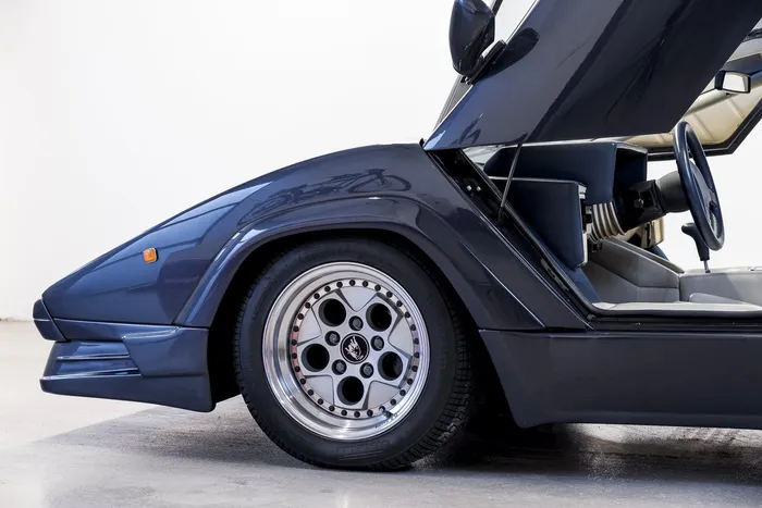 Miniature FINDCLASSICALLY 1/64 - Lamborghini Countach LP5000 QV 25e Anniversaire