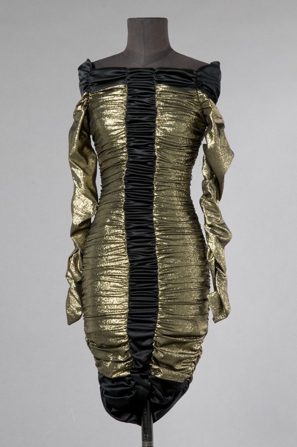 Angelo Robe Angelo TARLAZZI, circa 1985 ROBE de COCKTAIL près du corps en satin ...