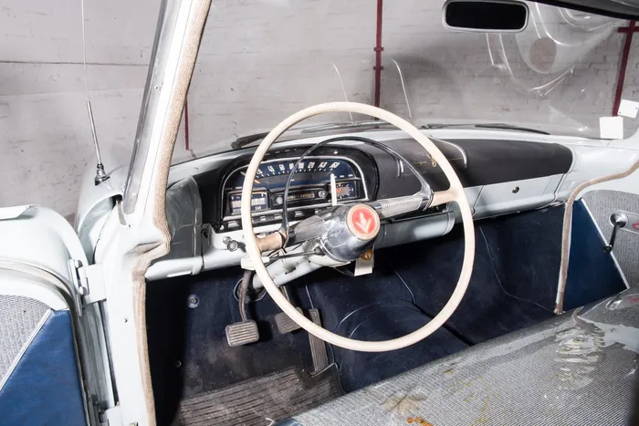 SOLIDO SERIE JUNIOR CAISSE DE SIMCA CHAMBORD ROUGE ET BLANCHE