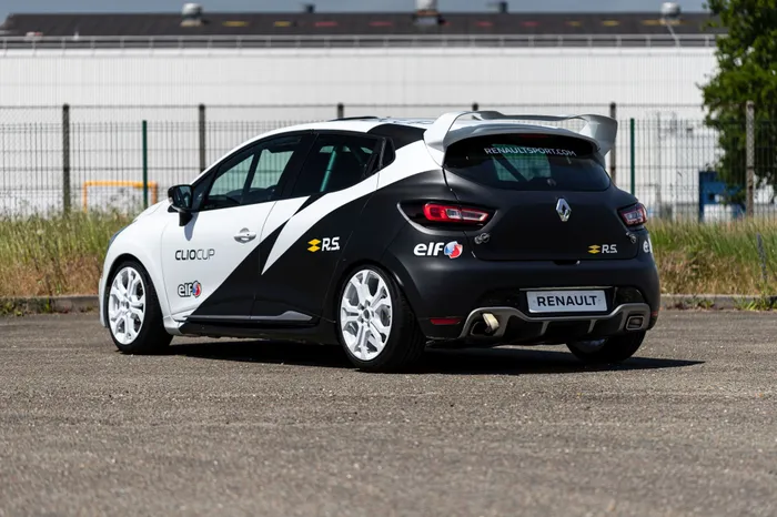 Universal hobbies 4506 1/18 Renault sport Clio trophy