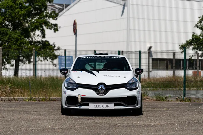 Universal Hobbies: RENAULT CLIO TROPHY CATALUNYA -1/18e -jo - Collection Universal Hobbies: RENAULT CLIO TROPHY CATALUNYA -1/18e -jo - Collection