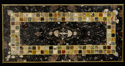 PLATEAU EN MARQUETERIE DE MARBRES POLYCHROMES FORMANT TABLE BASS