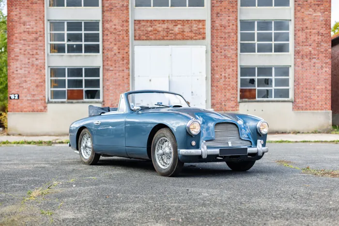 Aston Martin DB2 Coupé 1/43 – HECO MODELES – Bleu Métallisé – Boîte Incluse
