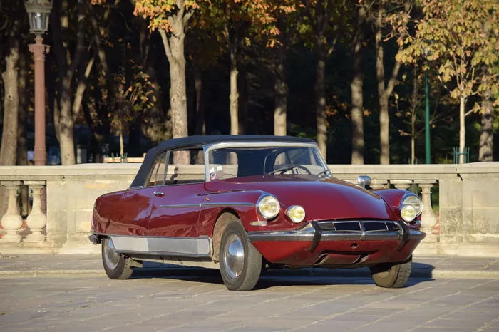Voiture cabriolet CITROEN DS Reuter version 4 portes de couleur blanche
