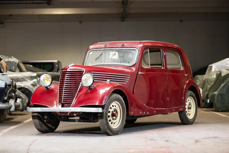 1939 Renault Novaquatre saloon