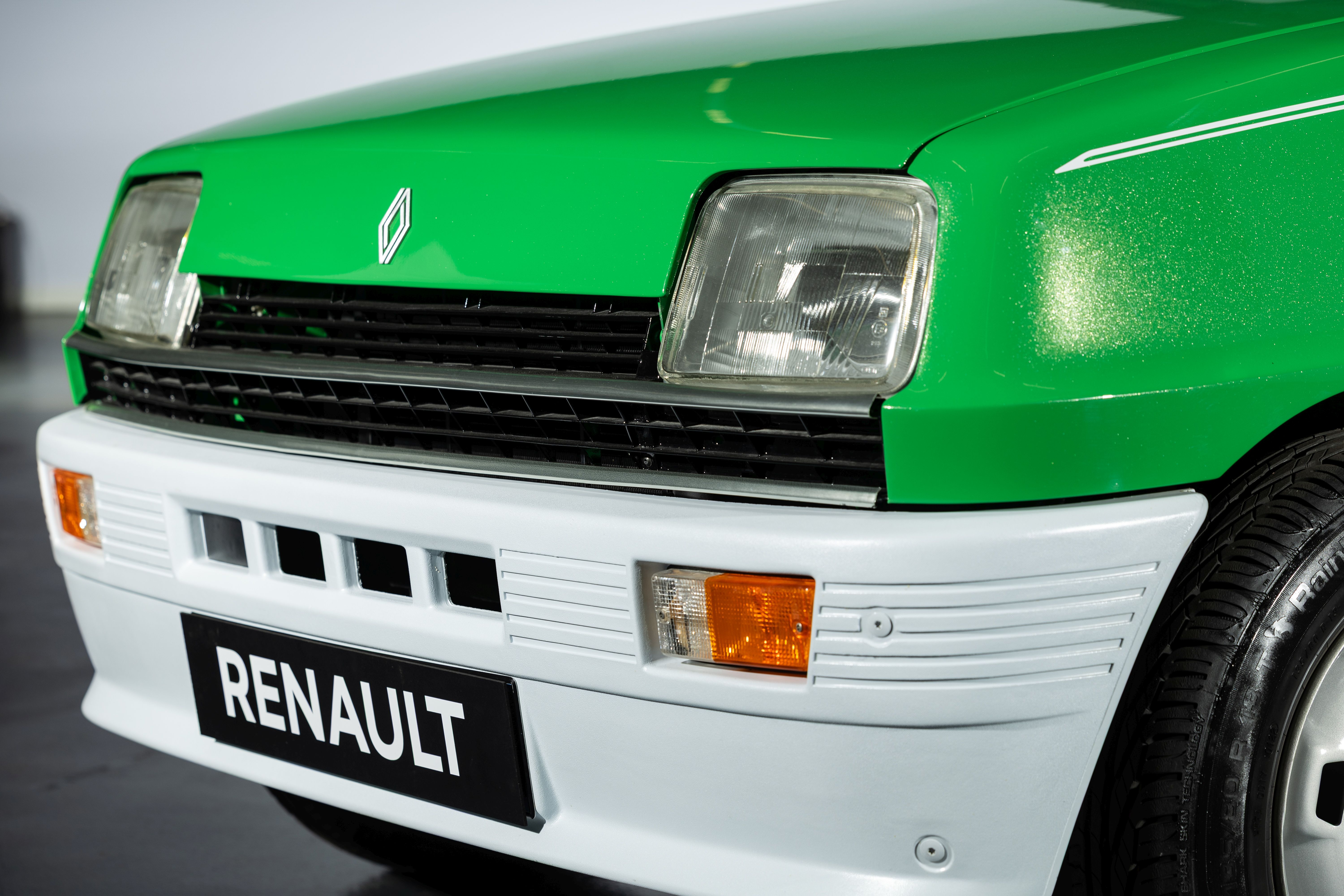 RENAULT SHARE THE ROAD 700×28 Renault R28 - Wikipedia