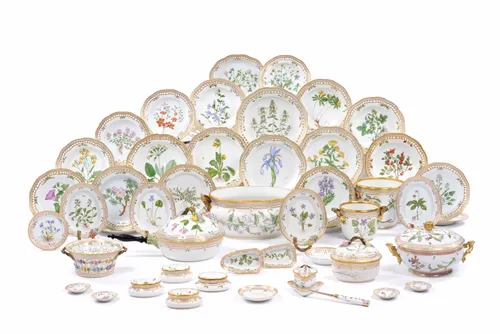 IMPORTANTE PARTIE DE SERVICE EN PORCELAINE DE COPENHAGUE DU XXe SIÈCLE
